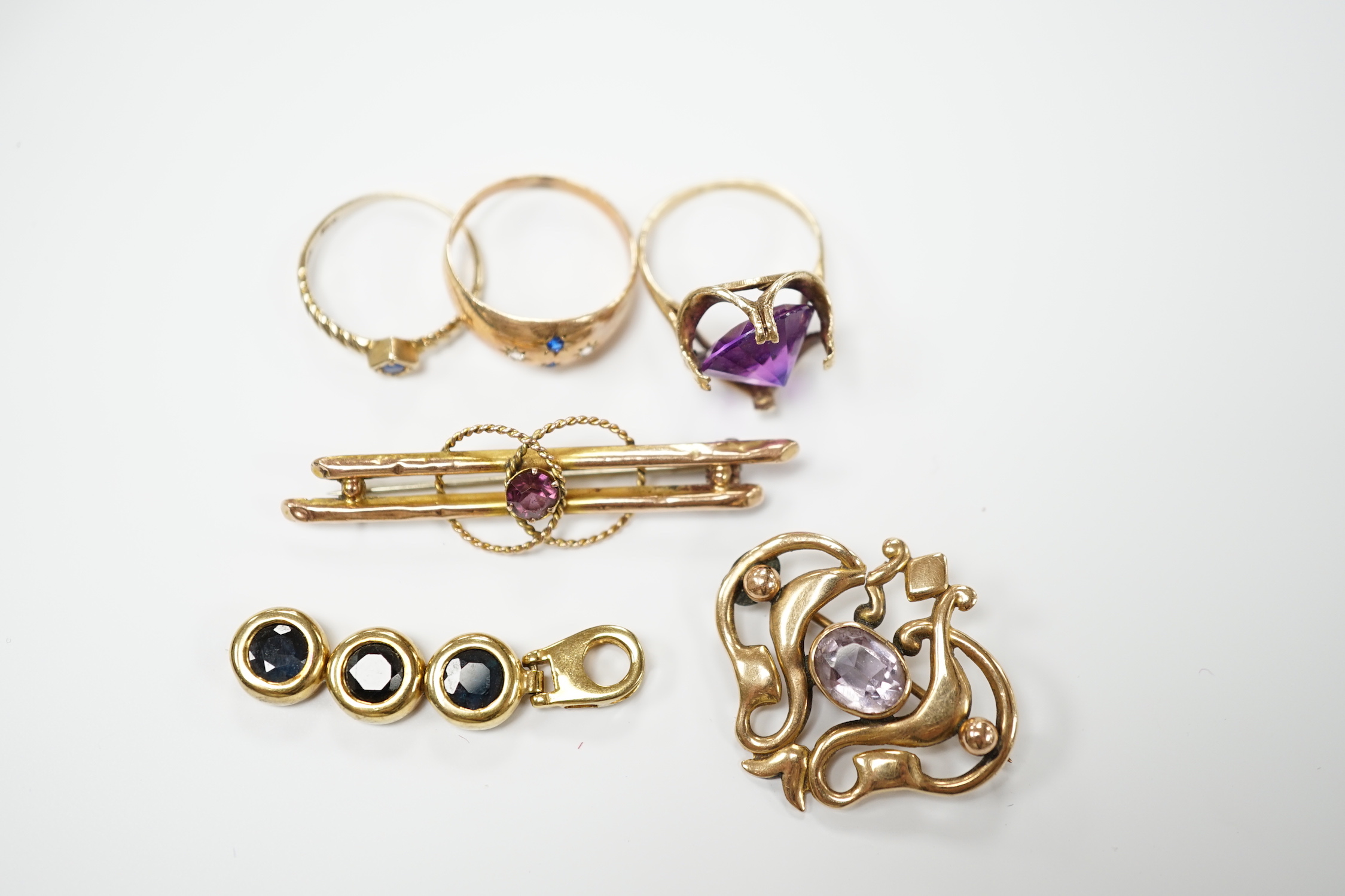 Six items of assorted jewellery including three 9ct and gem set rings, an Edwardian 9ct and amethyst set brooch, a 9ct and gem set bar brooch and a 9ct and gem set drop pendant, gross weight 15.5 grams.